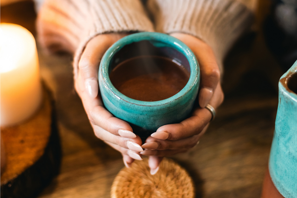 Café, ansiedad y dulce: el ciclo que nadie te explicó (y cómo el cacao puro puede equilibrarlo)