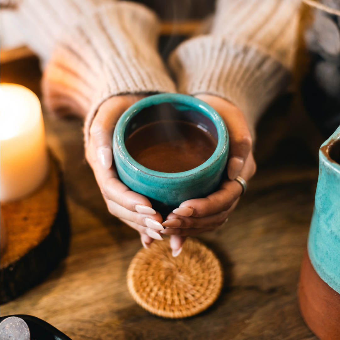 Café, ansiedad y dulce: el ciclo que nadie te explicó (y cómo el cacao puro puede equilibrarlo)